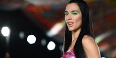 Dua Lipa macht Versace-Laufsteg zu ihrer neuen Bühne