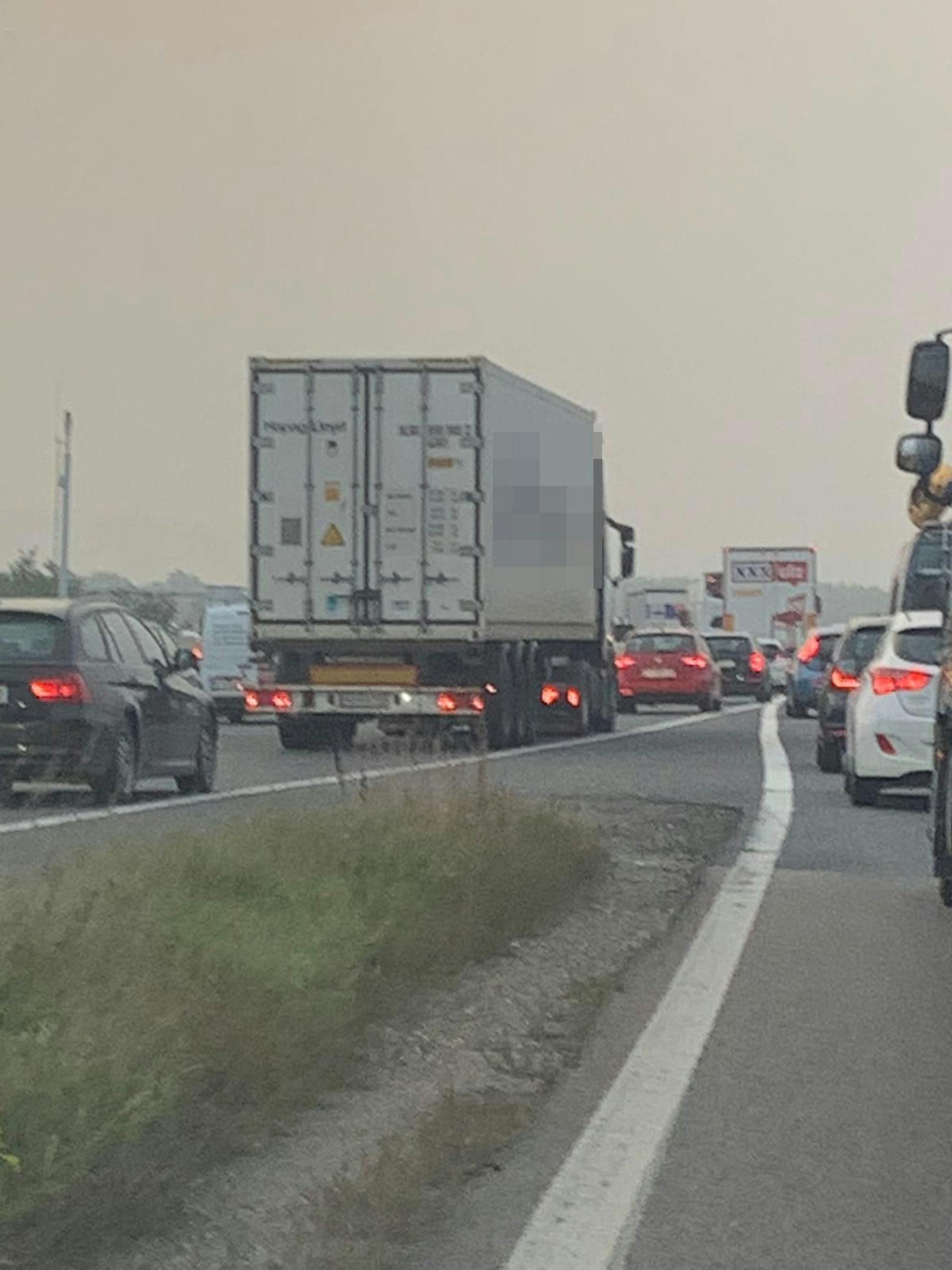 Autofahrer brauchen auf der A22 nach Wien aktuell viel Geduld! Nach einem Unfall hat sich ein riesiger Stau gebildet.