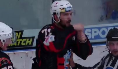 Diese Bananen-Geste entsetzt die Eishockey-Welt.