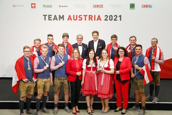 Harald Mahrer (Präsident WKÖ), Josef Herk (Präsident WK Steiermark), Bundesministerin Margarete Schramböck (BMDW), Sektionschefin Doris Wagner (BMBWF) gemeinsam mit den österreichischen Gold-Gewinnern.
