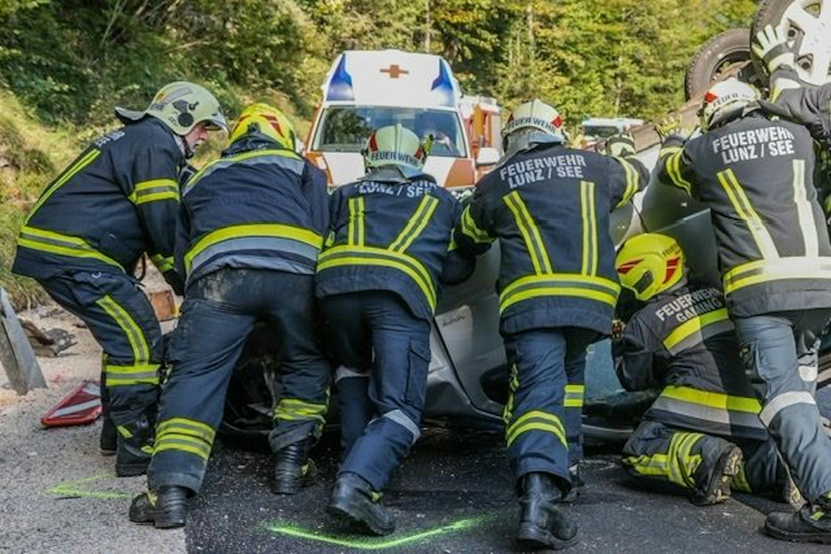 Die Einsatzkräfte vor Ort.