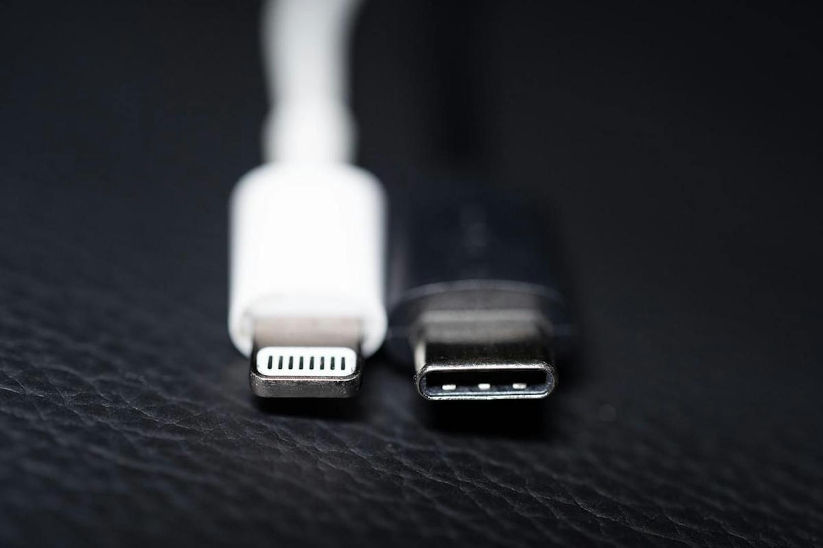 Die EU-Kommission hat einen Vorschlag für eine einheitliche Handy-Ladebuchse gemacht. Das Bild zeigt einen Lightning-Ladestecker von Apple (links) und einen USB-C-Ladestecker (rechts).