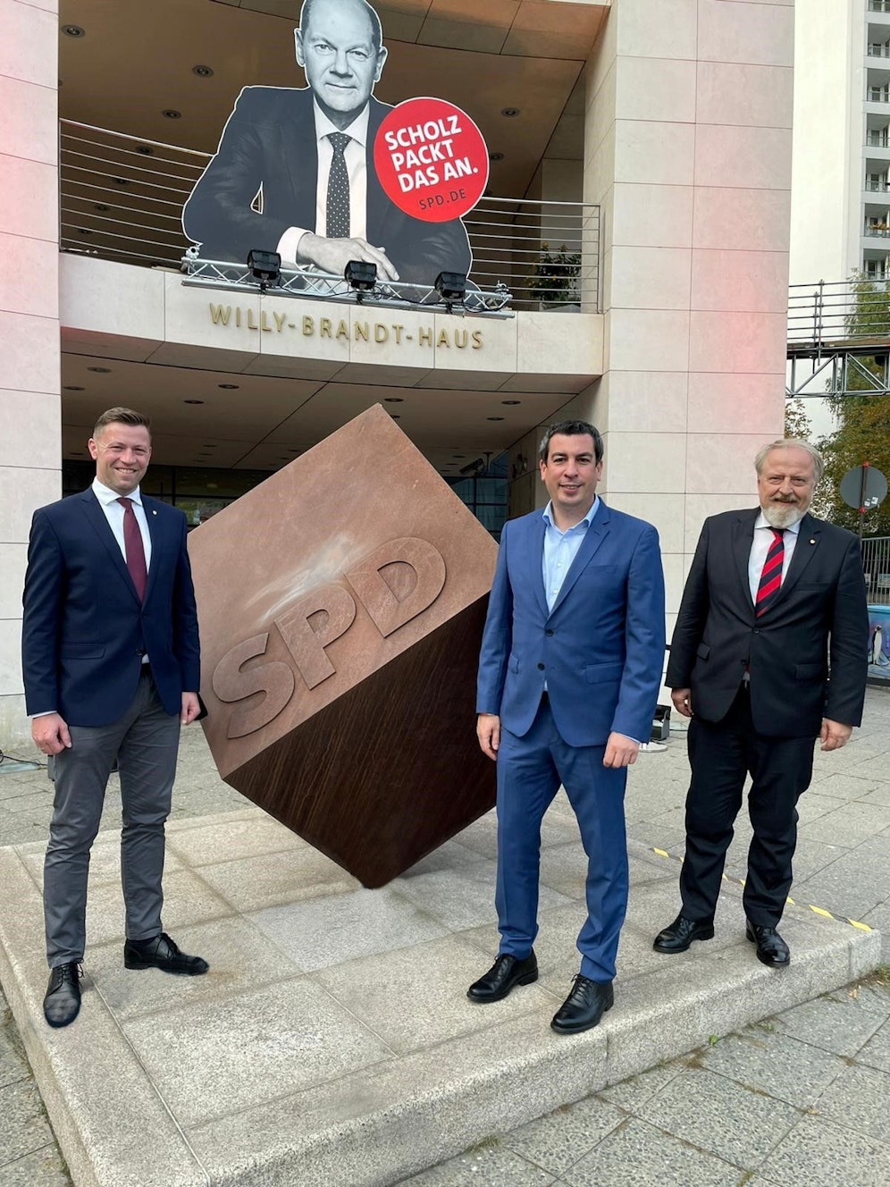 Die SPÖ-Delegation mit dem  Bundesbildungsvorsitzenden und Wiener Landtagsabgeordneten Gerhard Schmid, EU-Abgeordneten Günther Sidl (Mitte)  und dem Landtagsabgeordneten Marcus Schober.