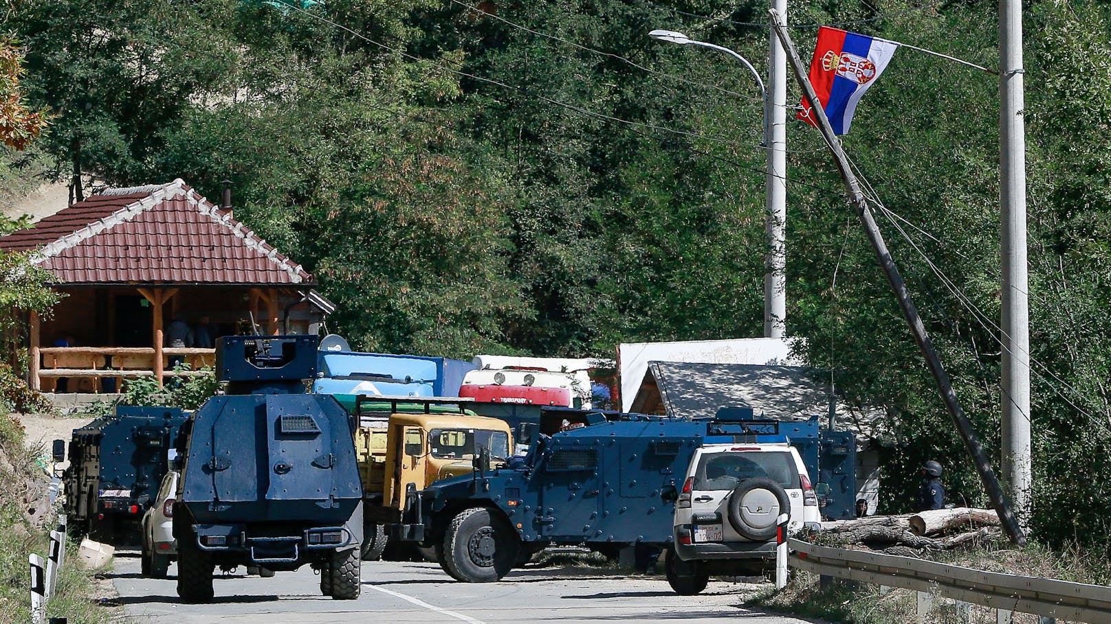 Kosovarische Spezialeinheiten am serbischen Grenzübergang Brnjak.