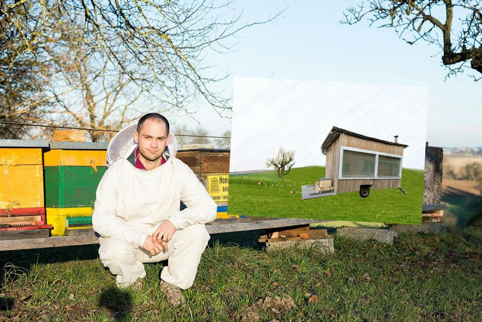 Imker Christoph Stöffelbauer und eine Ansicht des "Tiny House"