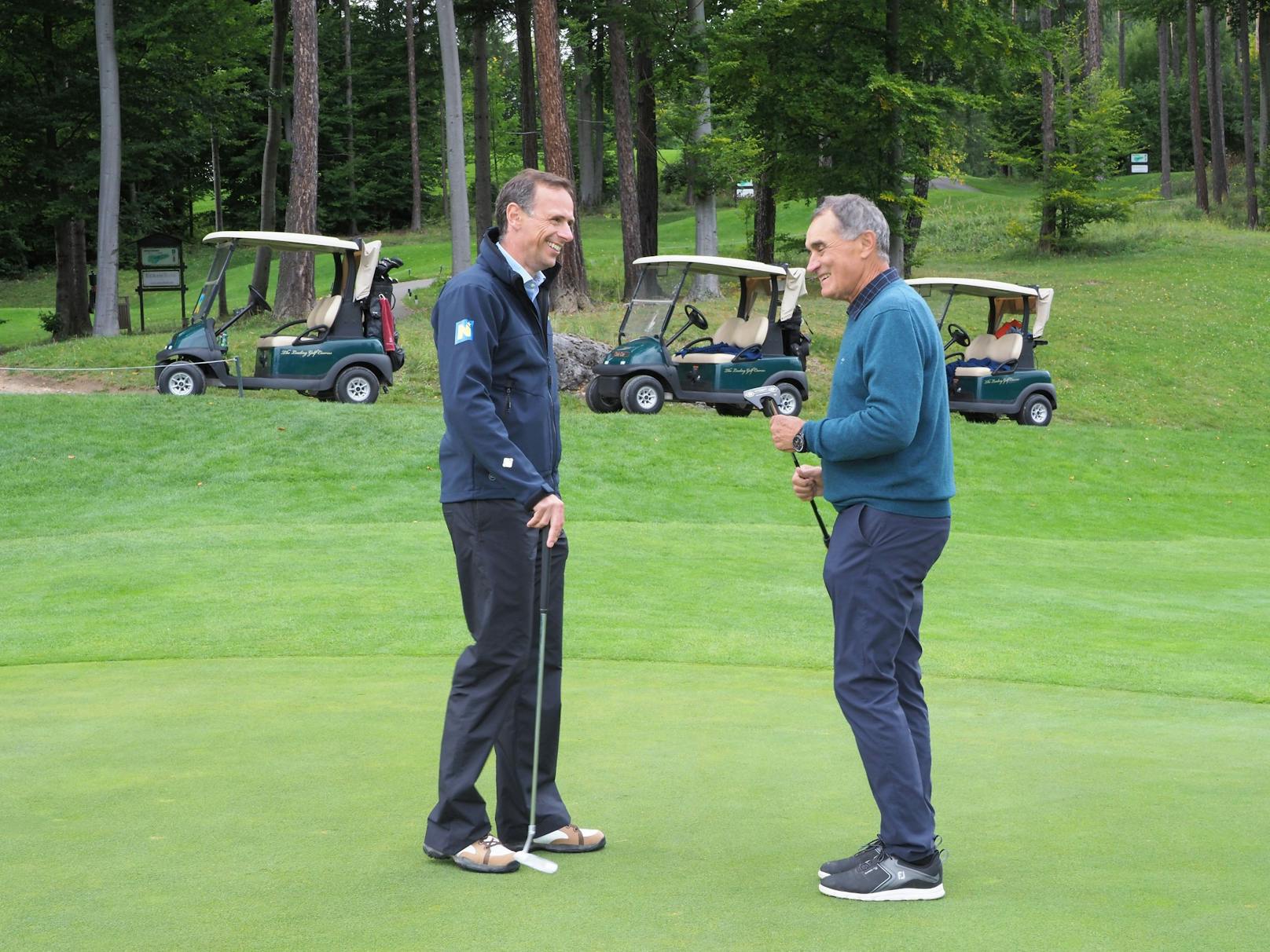 Jochen Danninger (li.) im Golfclub Adamstal bei Franz Wittmann.