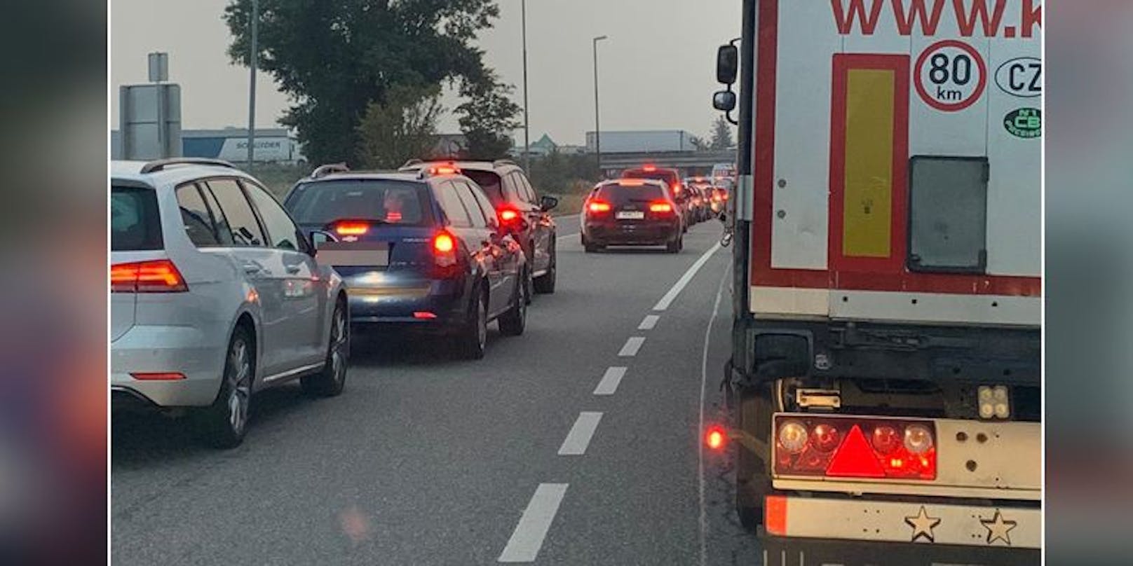 Autofahrer brauchen auf der A22 nach Wien aktuell viel Geduld! Nach einem Unfall hat sich ein riesiger Stau gebildet.