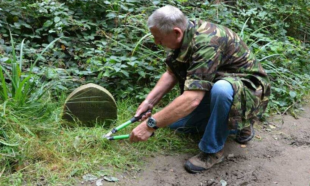 Der britische Fotograf Sid Saunders stolperte bei einem seiner Spaziergänge über einen alten Grabstein mit rührender Inschrift. 