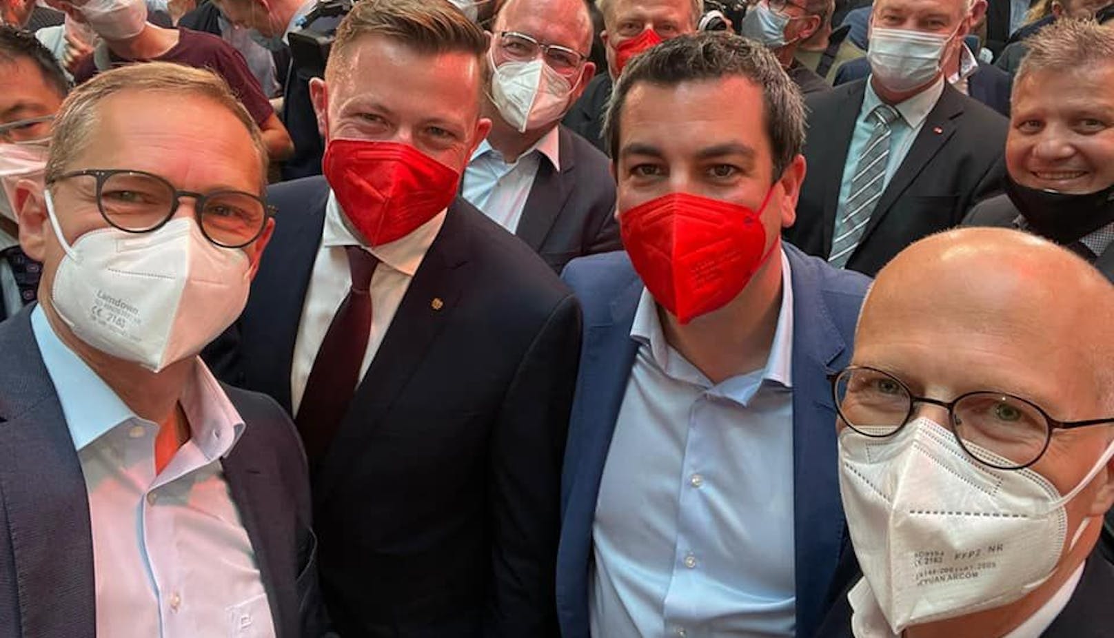 Selfie mit dem Hamburger Bürgermeister Peter Tschentscher, dem Berliner Bürgermeister Michael Müller und dem Wiener Landtagsabgeordneten Marcus Schober.