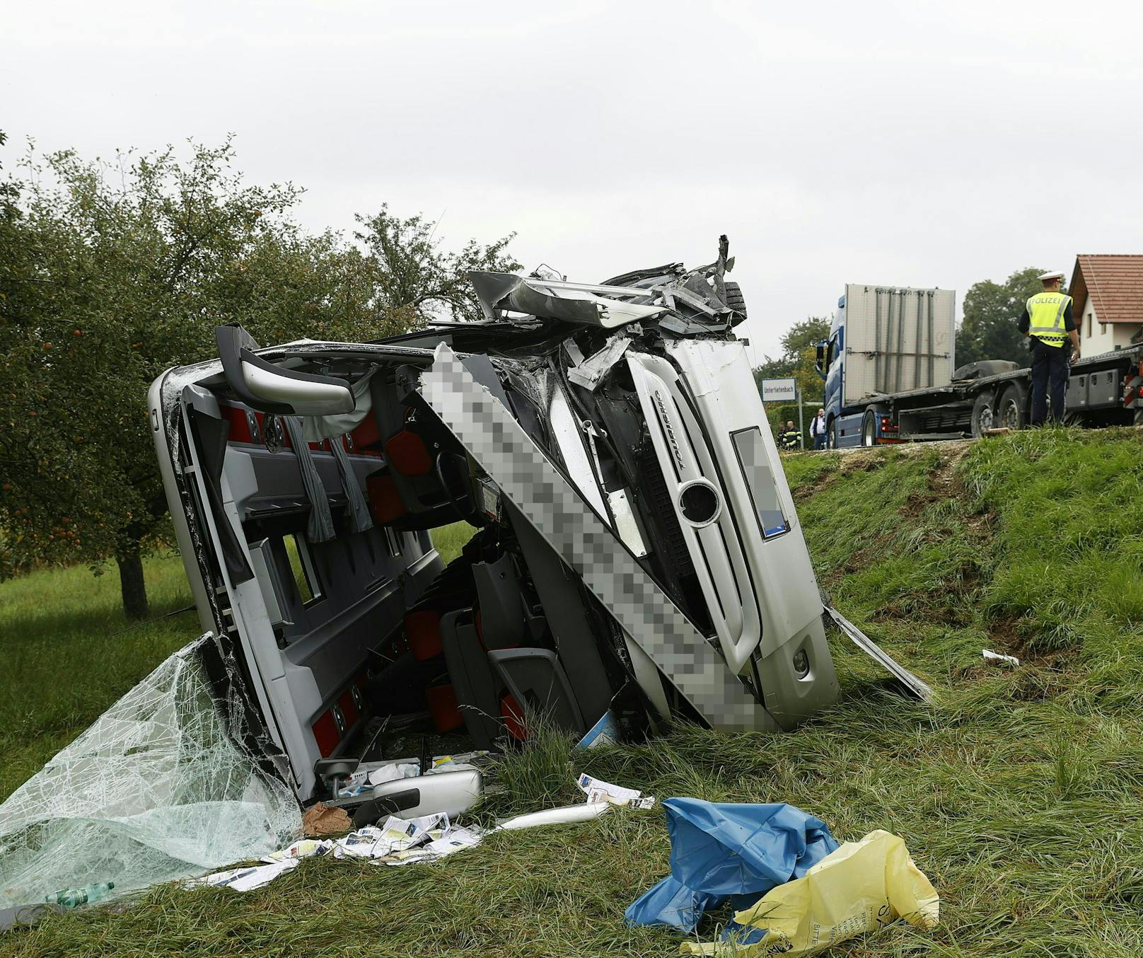 Bei der Kollision eines Reisebusses mit einem Lkw in Tiefenbach 29 Personen verletzt worden.