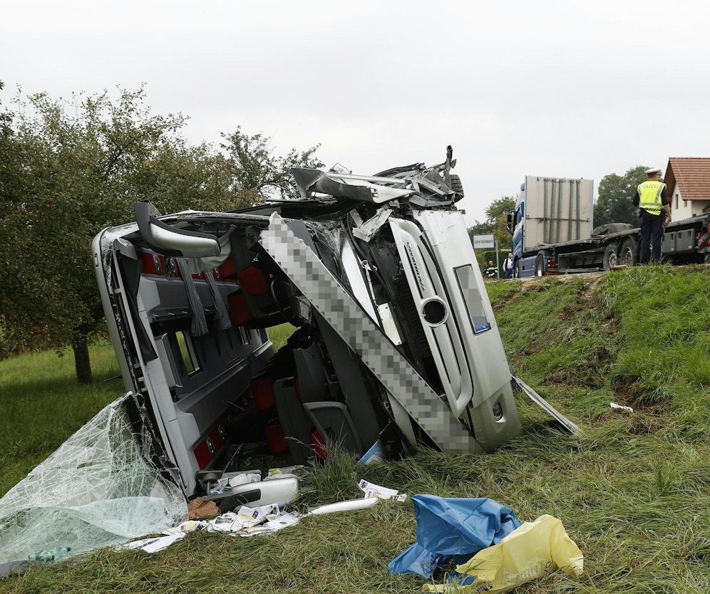Bei der Kollision eines Reisebusses mit einem Lkw in Tiefenbach 29 Personen verletzt worden.