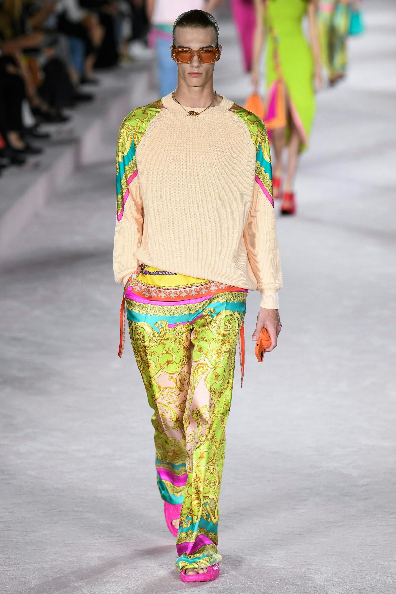 Was die Mode selbst betrifft, so wird es laut Versace im Sommer 2022 bunt, bunter, am buntesten.
