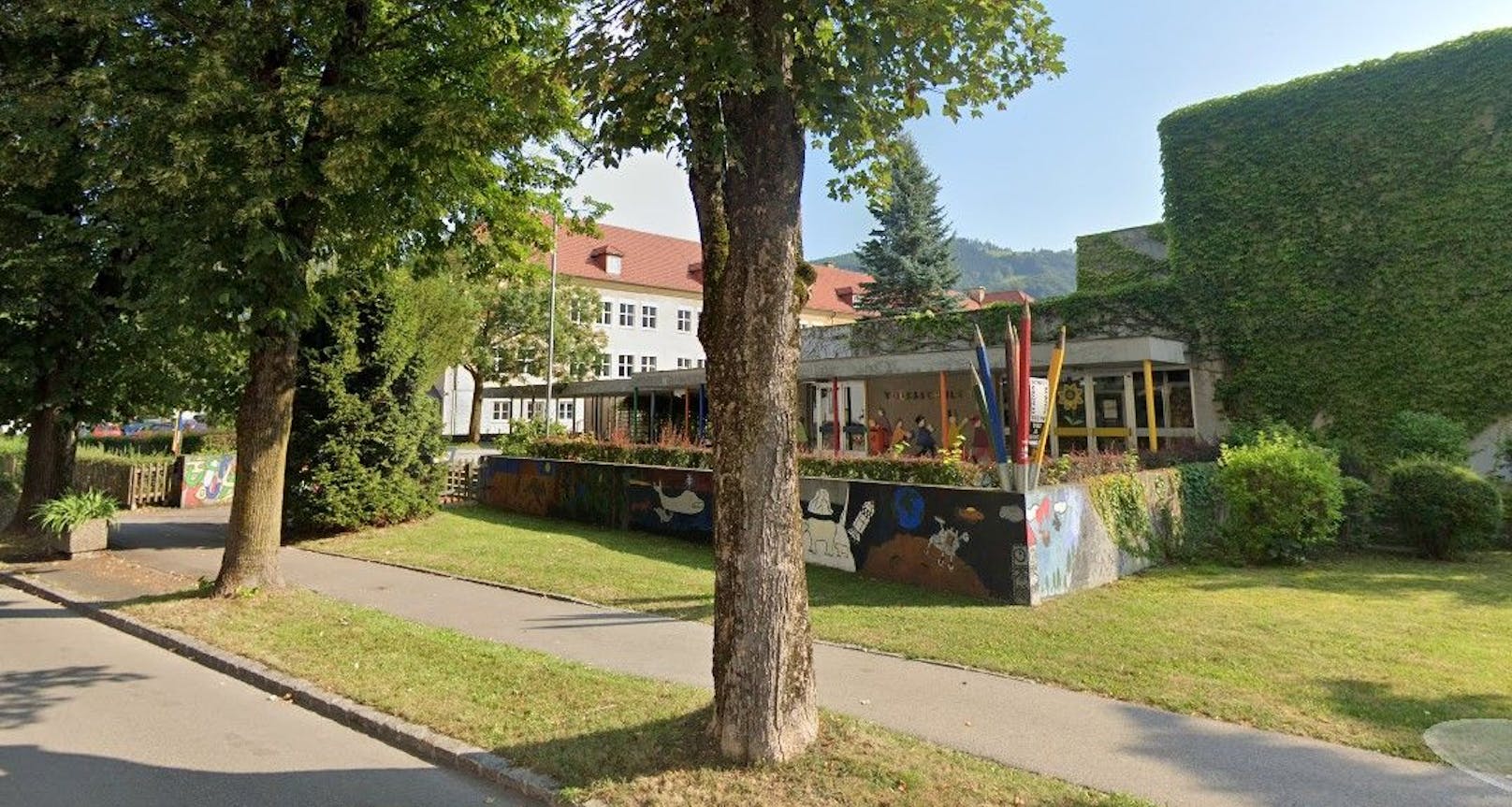 In der Volksschule in Kirchdorf an der Krems gibt es mehrere Corona-Fälle. Der Unterricht fällt eine Woche aus.