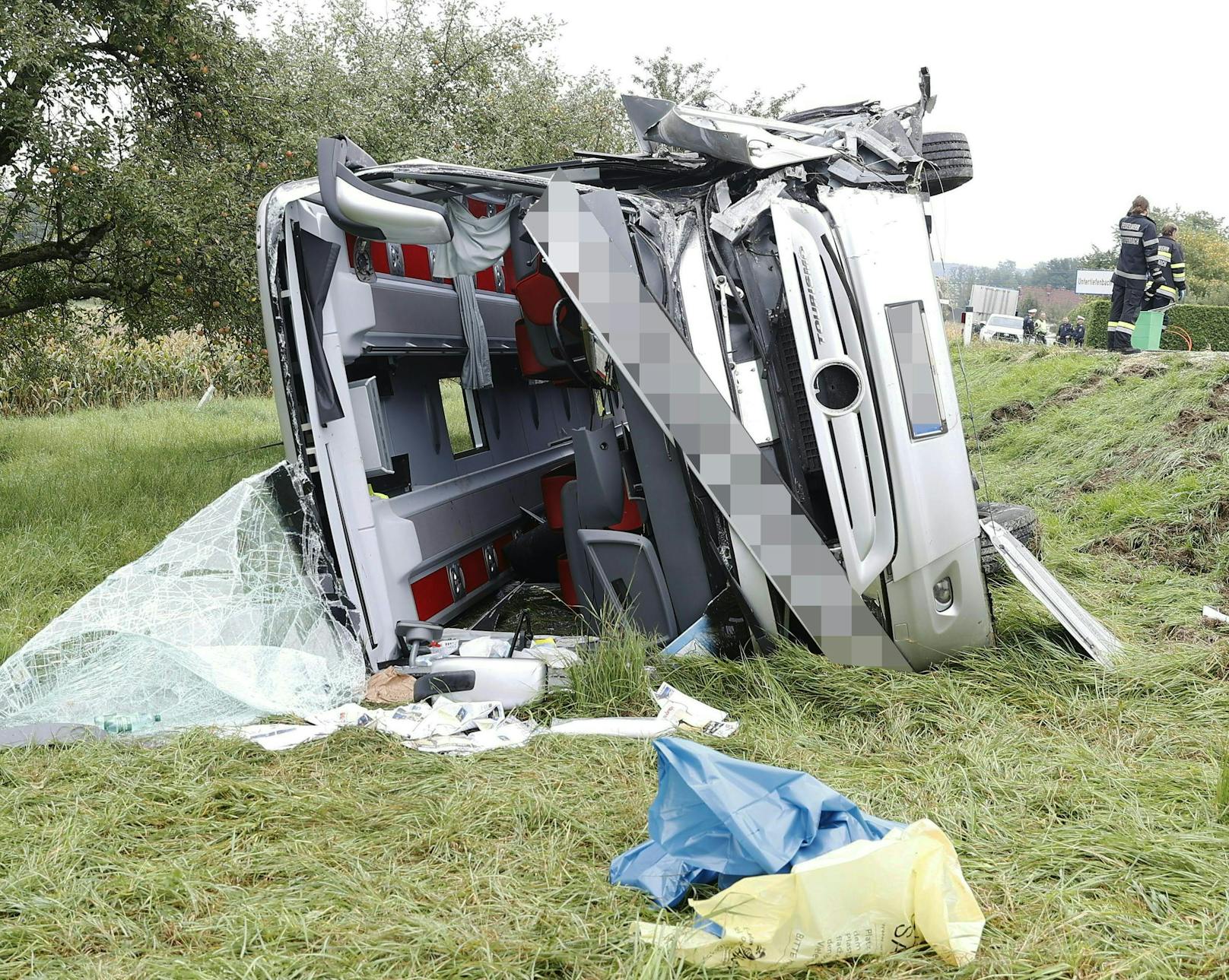 Bei der Kollision eines Reisebusses (Bild) mit einem Lkw in Tiefenbach im oststeirischen Bezirk Hartberg-Fürstenfeld sind am 27. September 2021, 28 Insassen verletzt worden. Fünf Personen erlitten schwere Verletzungen.