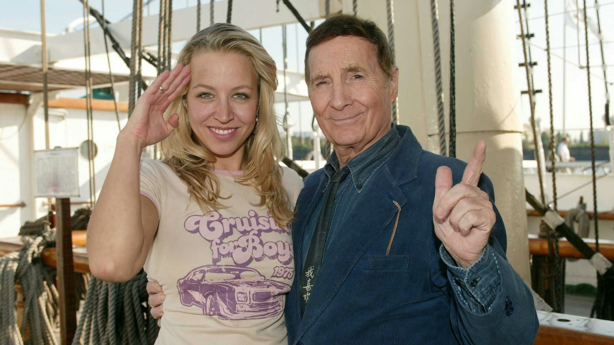 Download von www.picturedesk.com am 27.09.2021 (11:51).  © Milenko BADZIC/FIRST LOOK - FLO 402657 - Hamburg 06.09.2004 - Als "Erbin mit Herz" (Arbeitstitel "Felice") stand "Barbarella" Nina Proll für die gleichnamige ORF-Koproduktion, vergangenen Spätherbst in Wien, Niederösterreich und Hamburg vor der Kamera. An der Seite ihrer Filmkollegen Gaby Dohm, Simon Licht und "Junge von St. Pauli" Freddy Quinn stellte sie sich am Montag, dem 06. September 2004, auf der legendären "Rickmer Rickmers", einem 110 Jahre alten Dreimaster im Hamburger Hafen, den Fragen der Journalisten. " Im Bild: Nina PROLL  und Freddy QUINN - 20040907_PD1445 - Rechteinfo: Rights Managed (RM)