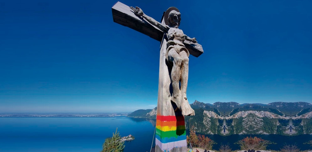 Unbekannte bemalten das Gipfelkreuz am Kleinen Sonnstein in Regenbogenfarben.