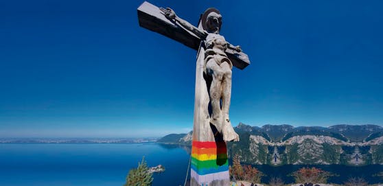 Unbekannte bemalten das Gipfelkreuz am Kleinen Sonnstein in Regenbogenfarben.