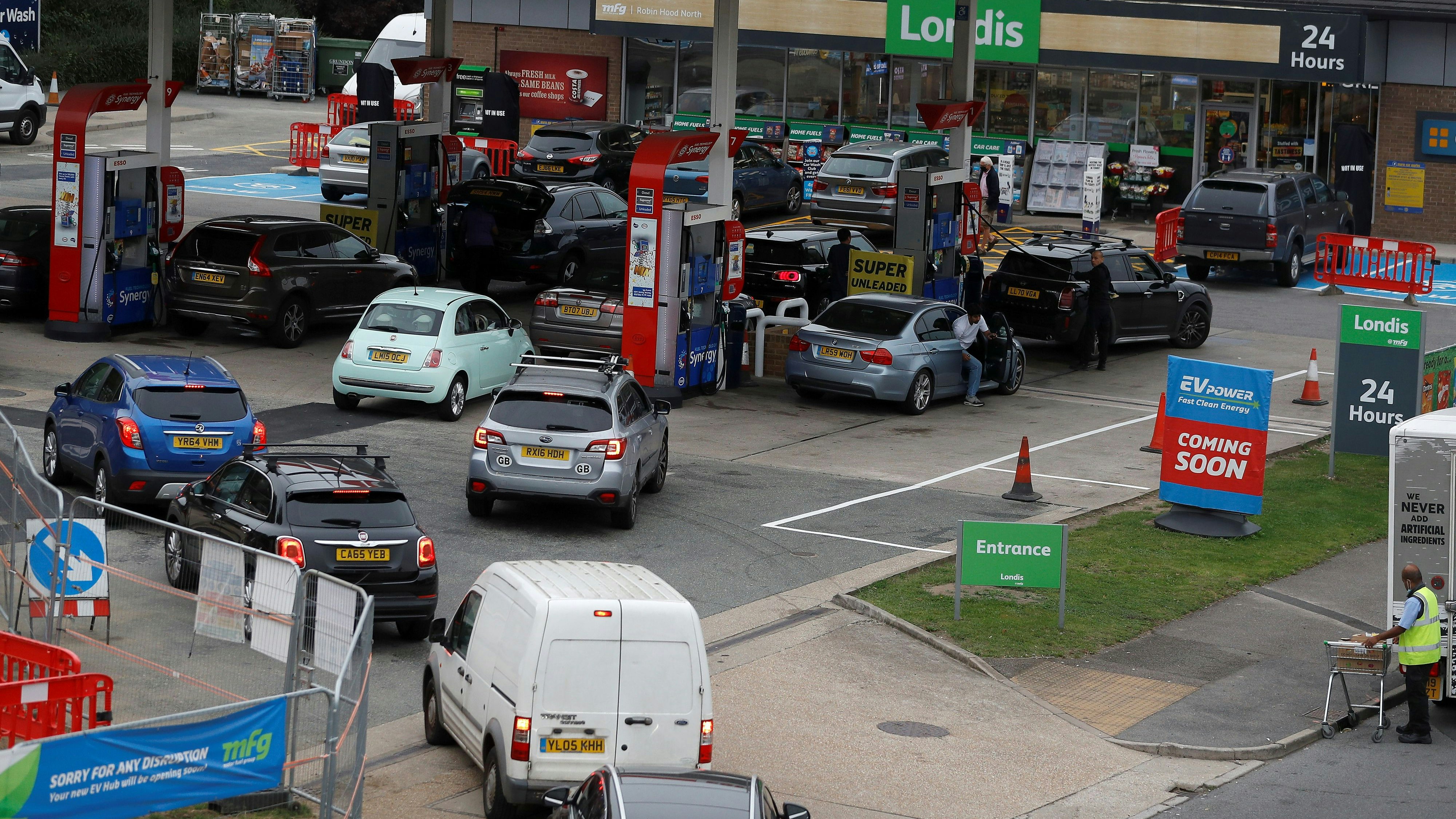 Stundenlanges Warten vor den Zapfsäulen – nicht immer mit Erfolg