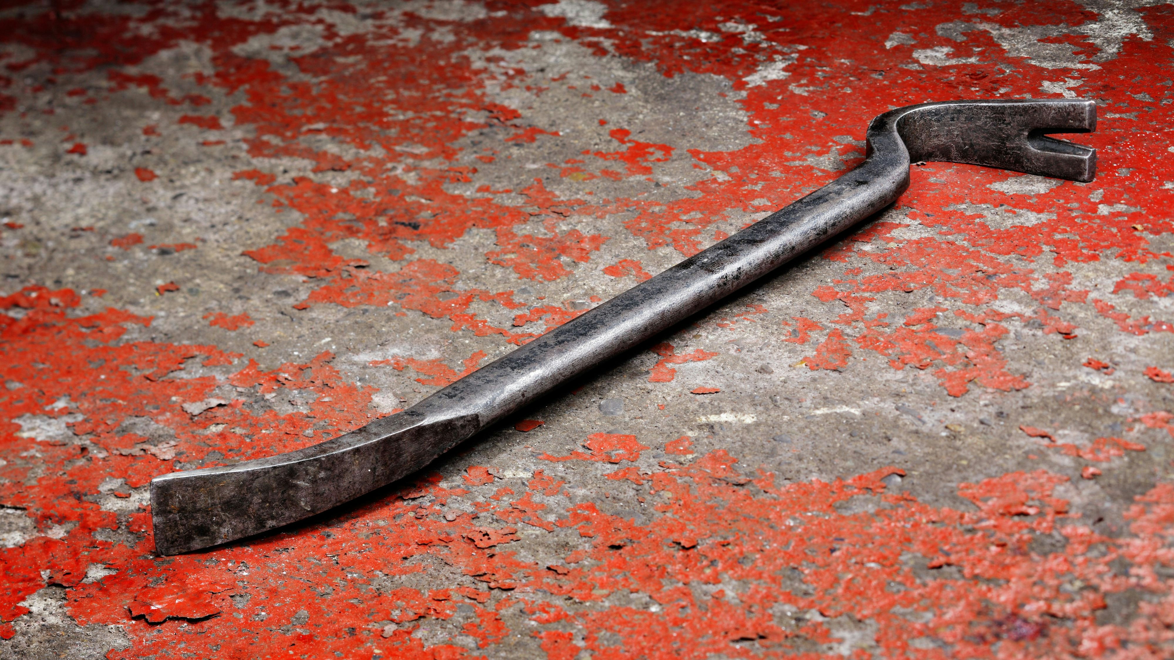 Ist eine Eisenstange eine Waffe? Die Streitfrage des Prozesses wurde mit Gewalt gelöst. Symbolbild