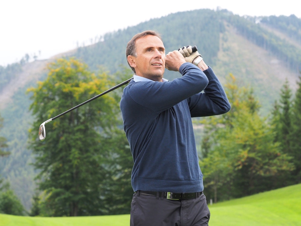 Auch Landesrat Jochen Danninger weiß, wie man Bälle schlägt.