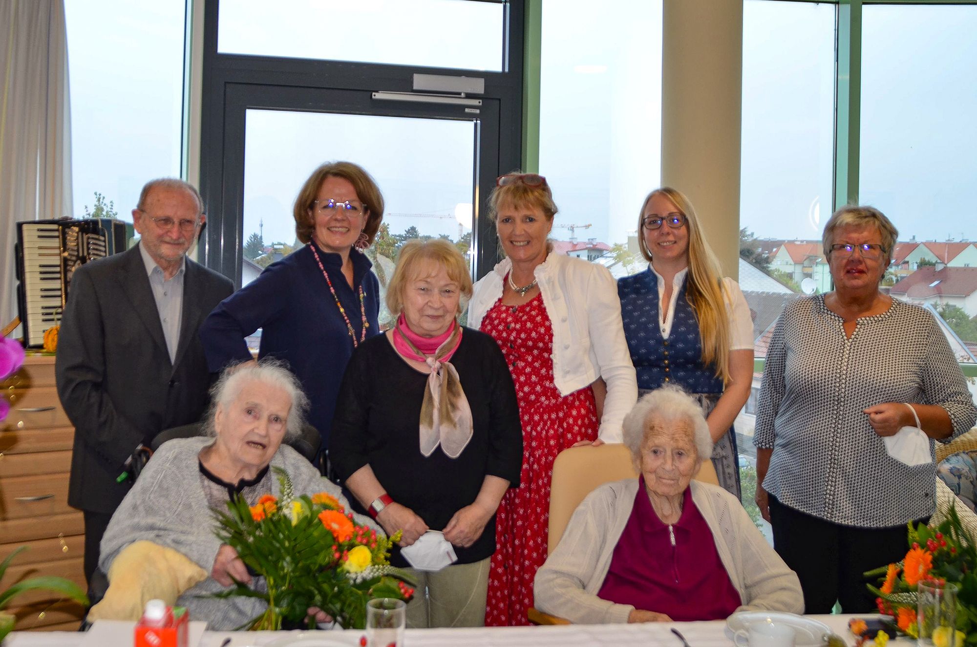 Sohn Johann Grühbaum, Jubilarin Hilde Grühbaum, Landesrätin Christiane Teschl-Hofmeister, Schwiegertochter Margarethe Grühbaum, Direktorin Regina Berger, Jubilarin Ludmilla Ulbel, Caroline Bauer (PBZ Tulln), Stadträtin Elfriede Pfeiffer