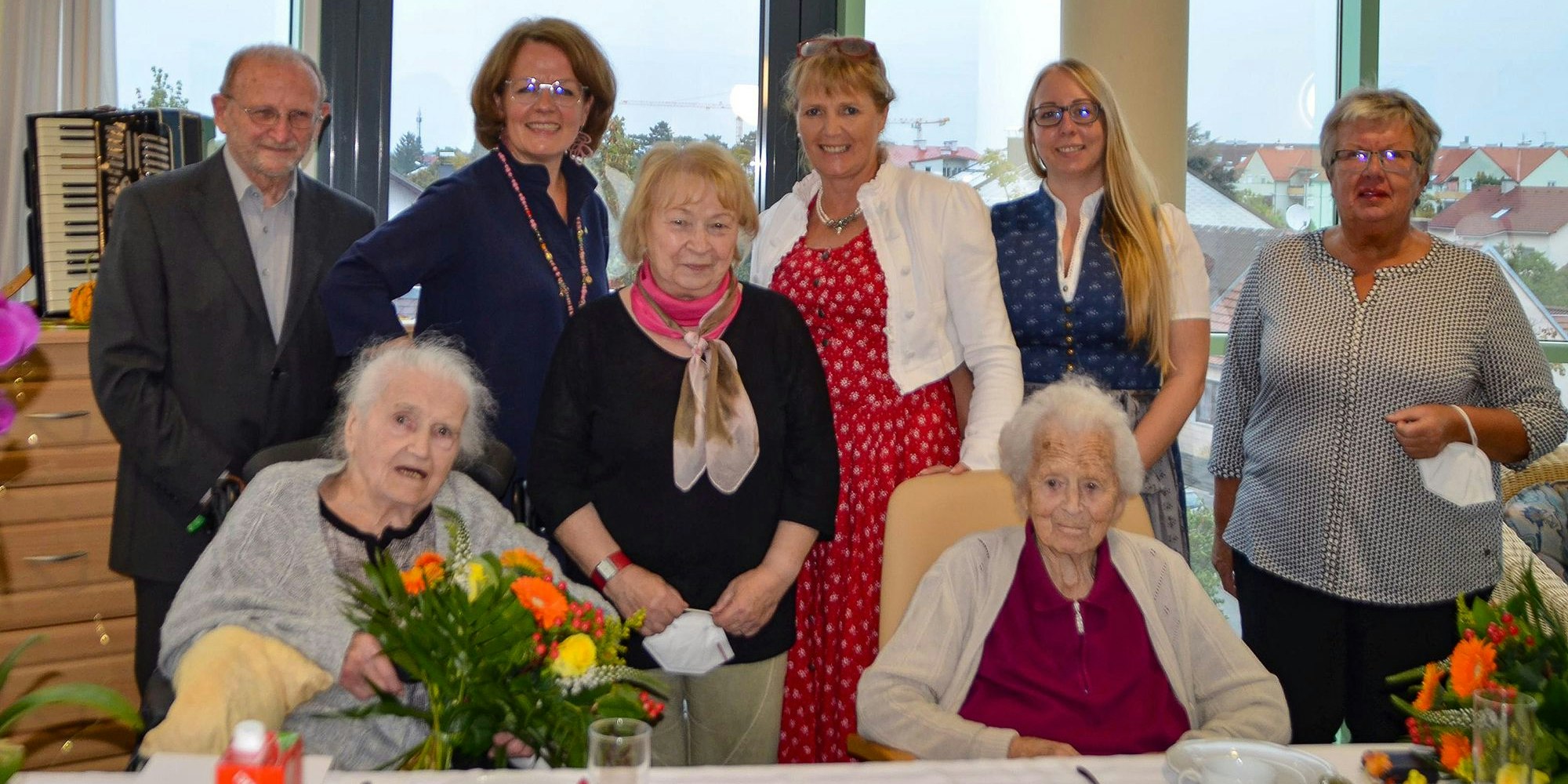 Sohn Johann Grühbaum, Jubilarin Hilde Grühbaum, Landesrätin Christiane Teschl-Hofmeister, Schwiegertochter Margarethe Grühbaum, Direktorin Regina Berger, Jubilarin Ludmilla Ulbel, Caroline Bauer (PBZ Tulln), Stadträtin Elfriede Pfeiffer