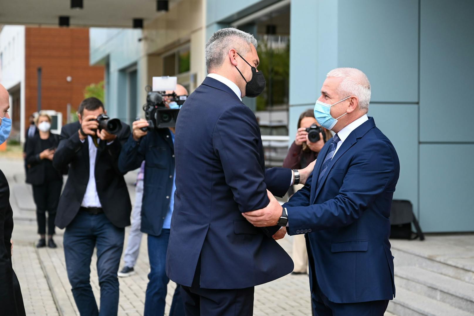 Karl Nehammer (li.) traf am Dienstag in Pristina sein Pendant (re.) aus dem Kosovo: Innenminister Xhelal Sveçla.