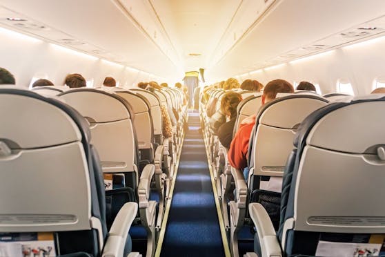 Abstand halten ist im Flugzeug unmöglich. Erhöht das das Ansteckungsrisiko?