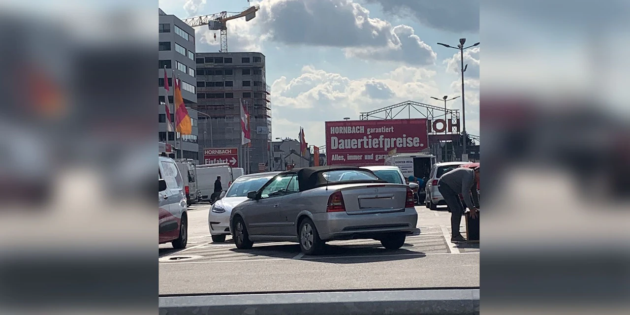 Ob das Absicht war? Lenker parkt sich quer - Vimarsana News
