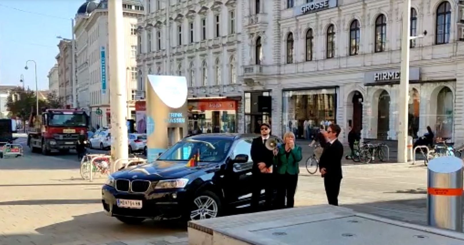 Skurrile Aktion: Merkel plötzlich mit Megaphon in Wien