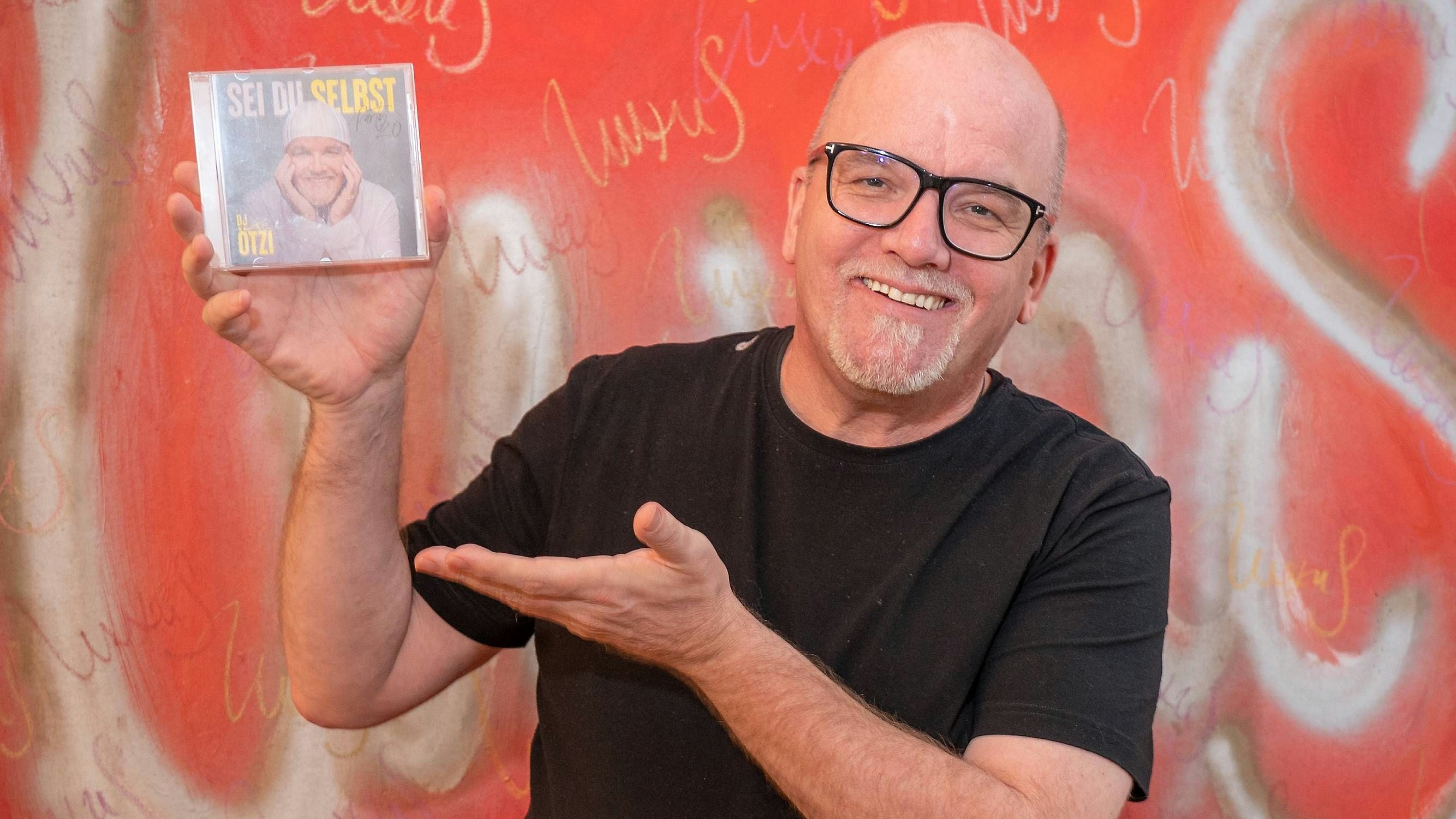 Interview und Fototermin mit DJ Ötzi Gerry Friedle anlässlich der Präsentation seines neuen Albums CD ´sei Du selbst´ und ersten Buchs (Biographie) ´Lebensgefühl´  im Hotel Triest, Wien, 23.9.2021, -  DJ Ötzi Gerry FRIEDLE 