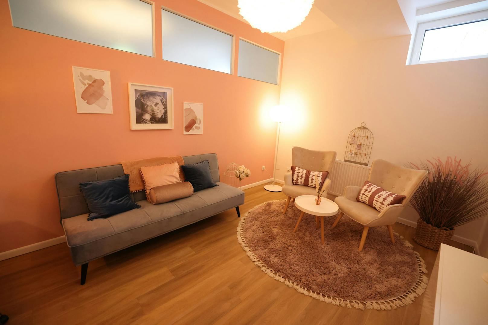 Im Raum von Astrid Lindgren ist alles ganz ruhig und in gedeckte Farben dekoriert.