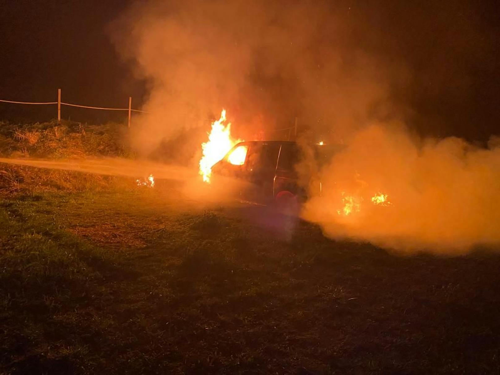 Ein VW-Bus ging am Montagabend in Flammen auf.