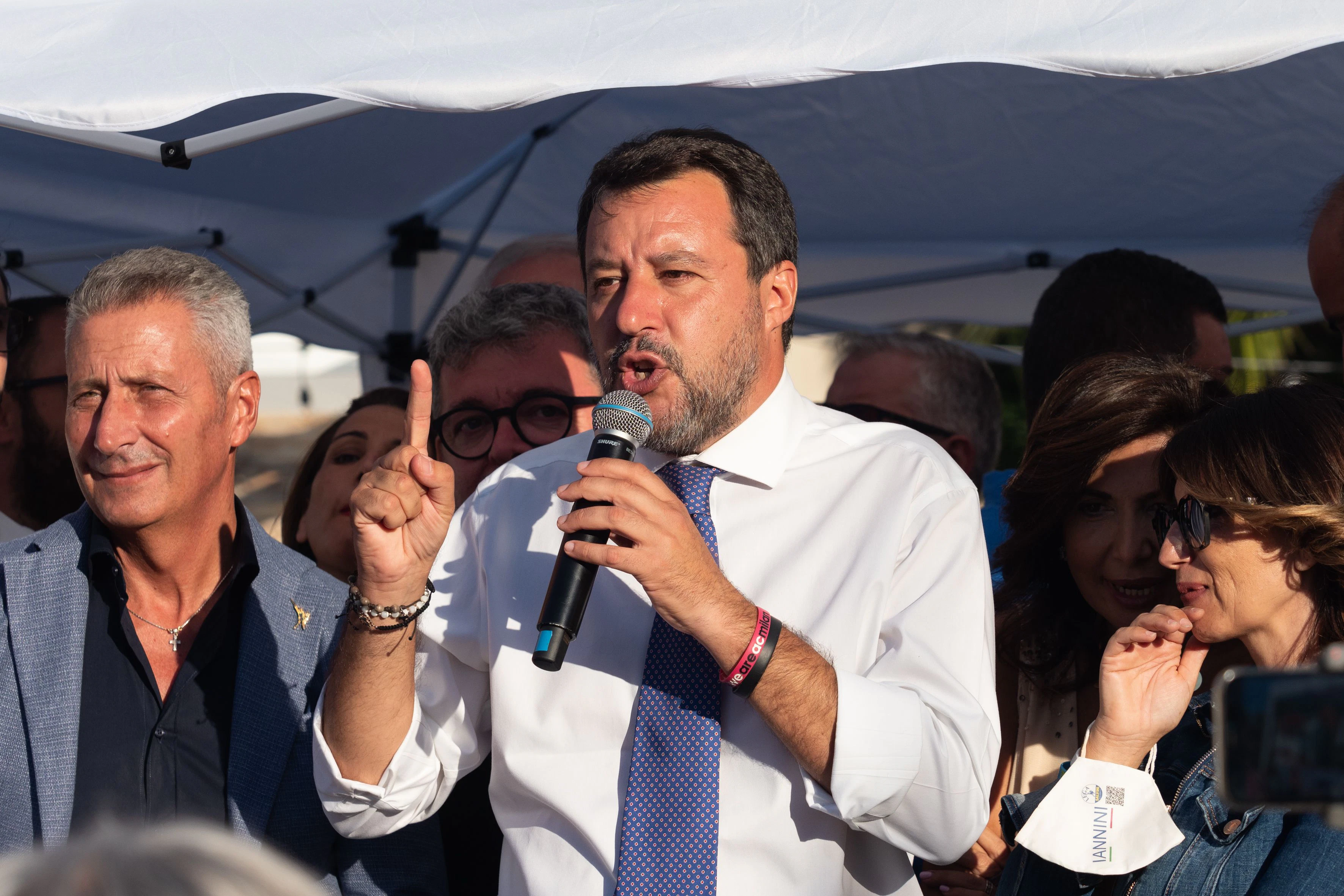 Download von www.picturedesk.com am 28.09.2021 (10:10).  Matteo Salvini, leader of the League, speaks to his supporters during the electoral campaign for the 2021 regional elections, in support of his Lega candidates and the center-right. - 20210923_PD15598 - Rechteinfo: Rights Managed (RM)