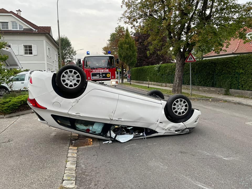 Das Auto kam am Dach zum Liegen.