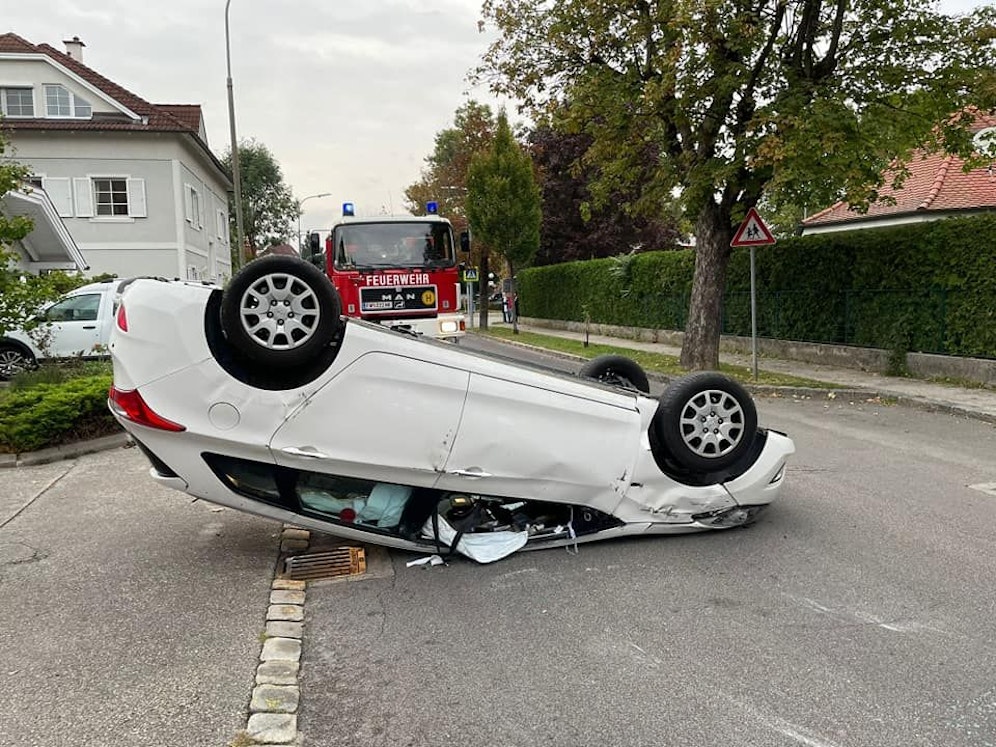 Das Auto kam am Dach zum Liegen.