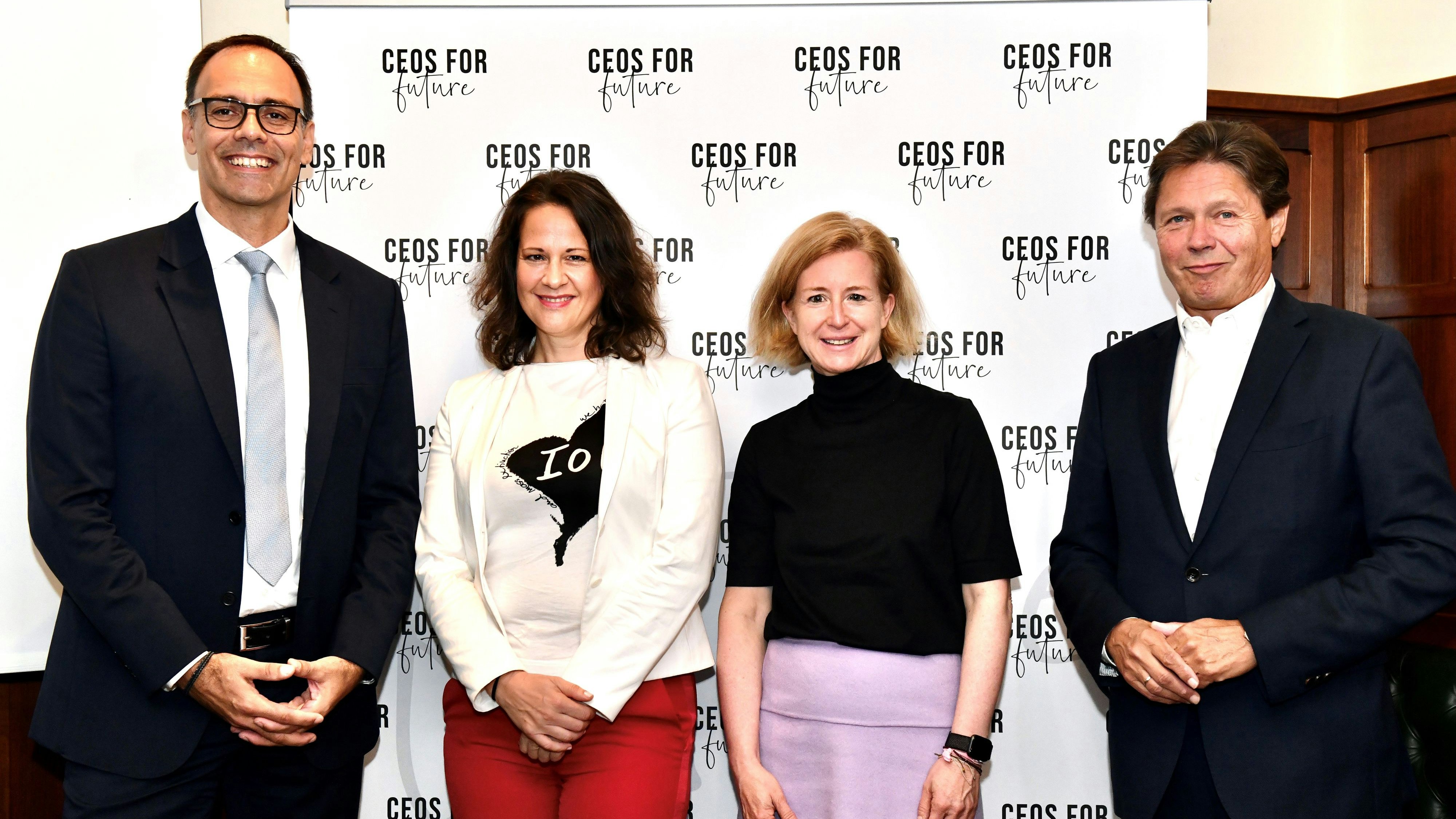 Im Bild (v.l.n.r.): Berthold Kren (CEO LAFARGE Zementwerke GmbH) und die "CEOs for Future"-Vorstände Christiane Brunner, Birgit Kraft-Kinz und Wolfgang Anzengruber.