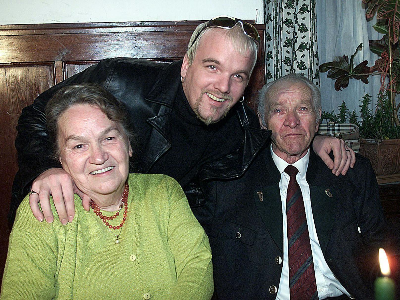 Gerry mit seinen Großeltern. Oma Ella war "schuld" am "Anton aus Tirol".