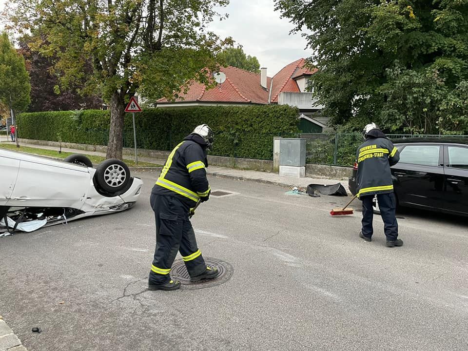 Die Feuerwehr musste auch die Straße reinigen.