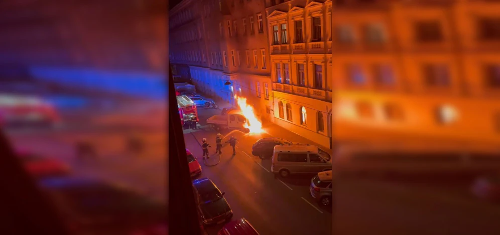 Der Pritschenwagen fing mitten in der Nacht an zu brennen. 