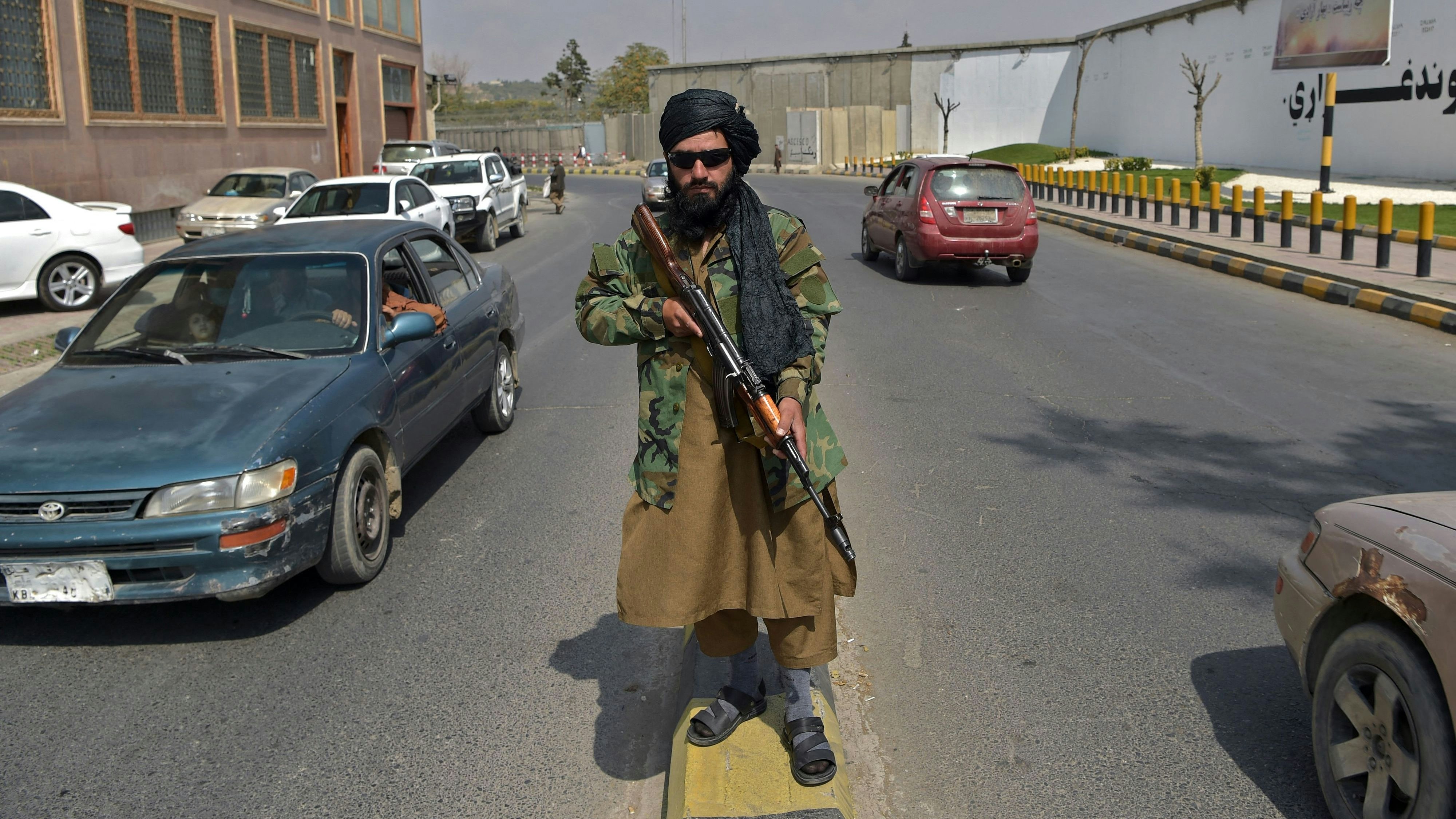 Download von www.picturedesk.com am 28.09.2021 (14:48).  A Taliban fighter stands guard along a street near the Zanbaq Square in Kabul on September 23, 2021. (Photo by WAKIL KOHSAR / AFP) - 20210923_PD1422 - Rechteinfo: Rights Managed (RM) Nur für redaktionelle Nutzung! Werbliche Nutzung erfordert Freigabe: bitte schicken Sie uns eine Anfrage.
