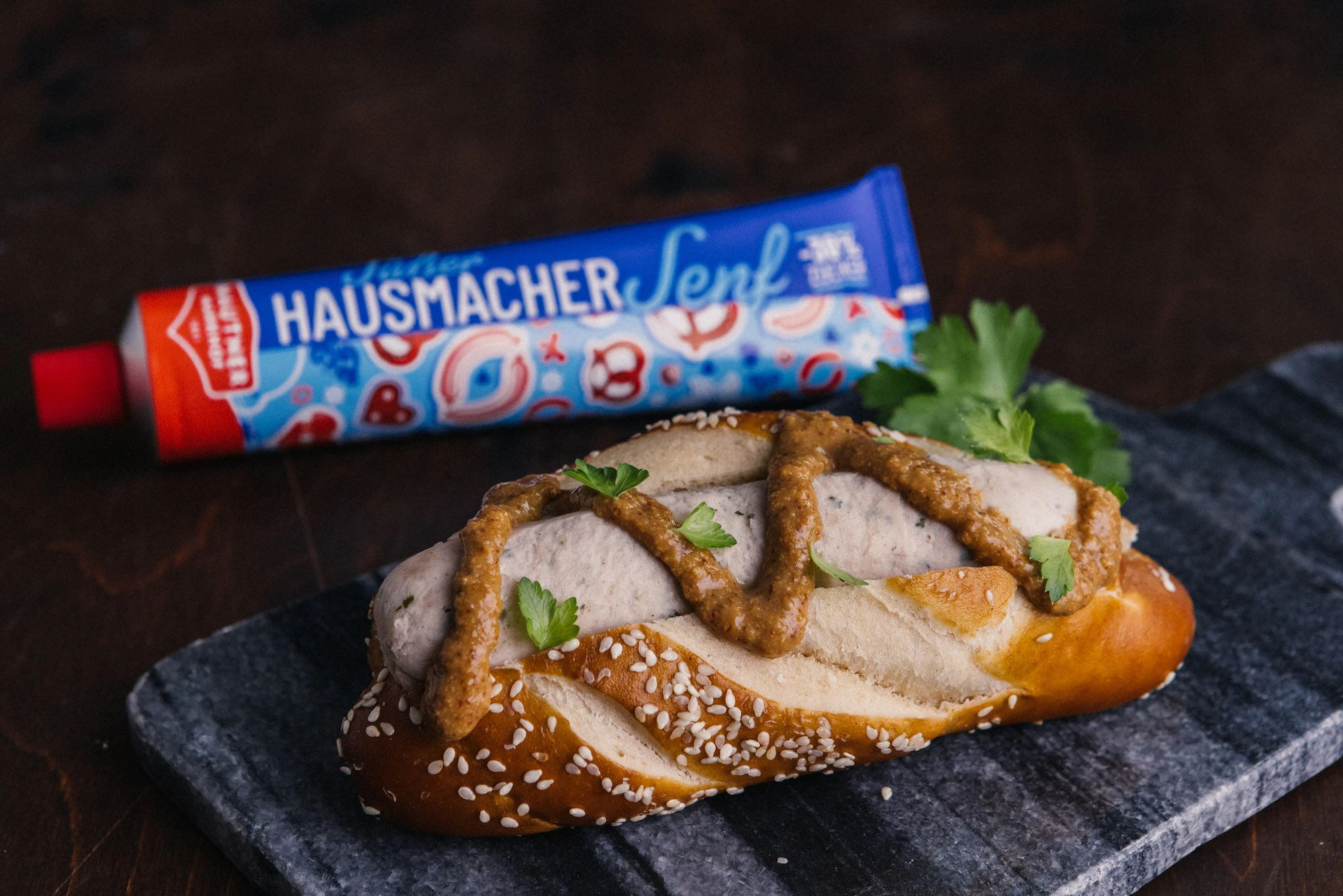 Weißwurst Hotdog mit neuem süßen Hausmachersenf von Mautner Markhof