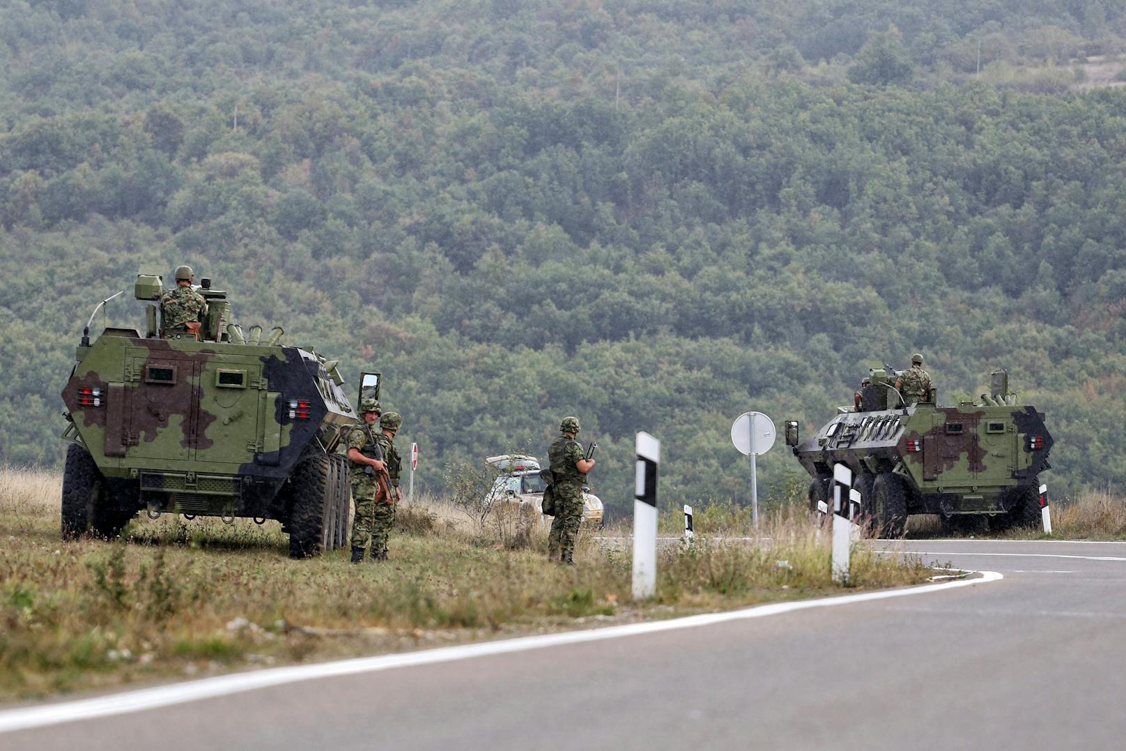 Serbien hat nun seine Militärpräsenz im Grenzgebiet verstärkt und Armee und Polizei in erhöhte Alarmbereitschaft versetzt.
