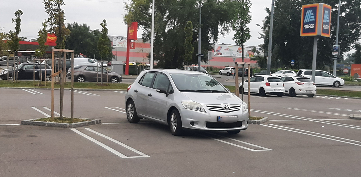 Ein Toyota-Fahrer sorgt vor einer Hofer-Filiale für mächtig Ärger.