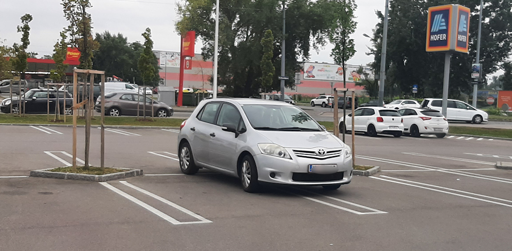 Ein Toyota-Fahrer sorgt vor einer Hofer-Filiale für mächtig Ärger.