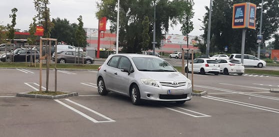 Ein Toyota-Fahrer sorgt vor einer Hofer-Filiale für mächtig Ärger.