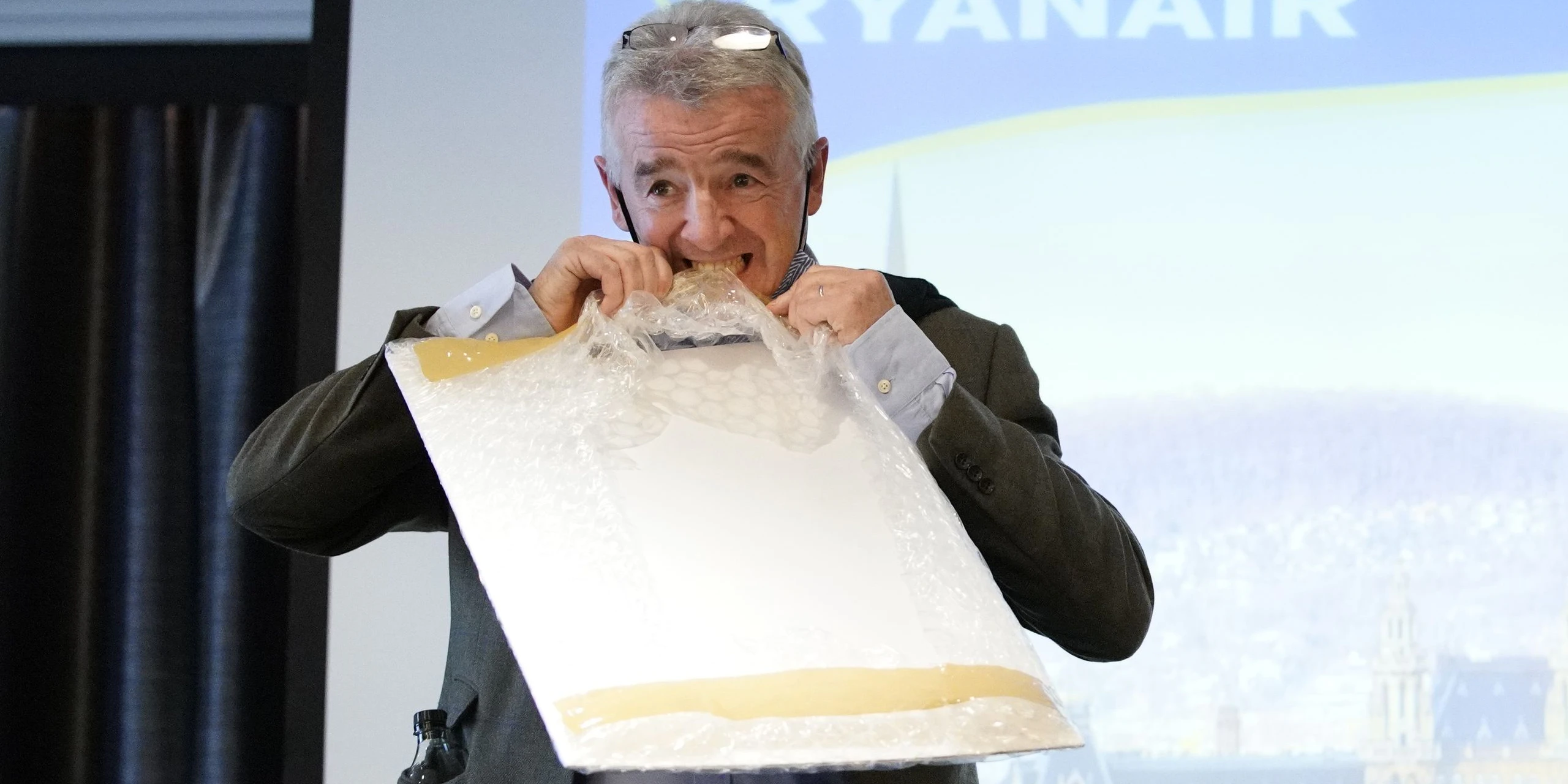  Michael O’Leary riss das Schild mit "9 neue Strecken" mit seinen Zähnen aus dem Packerl.