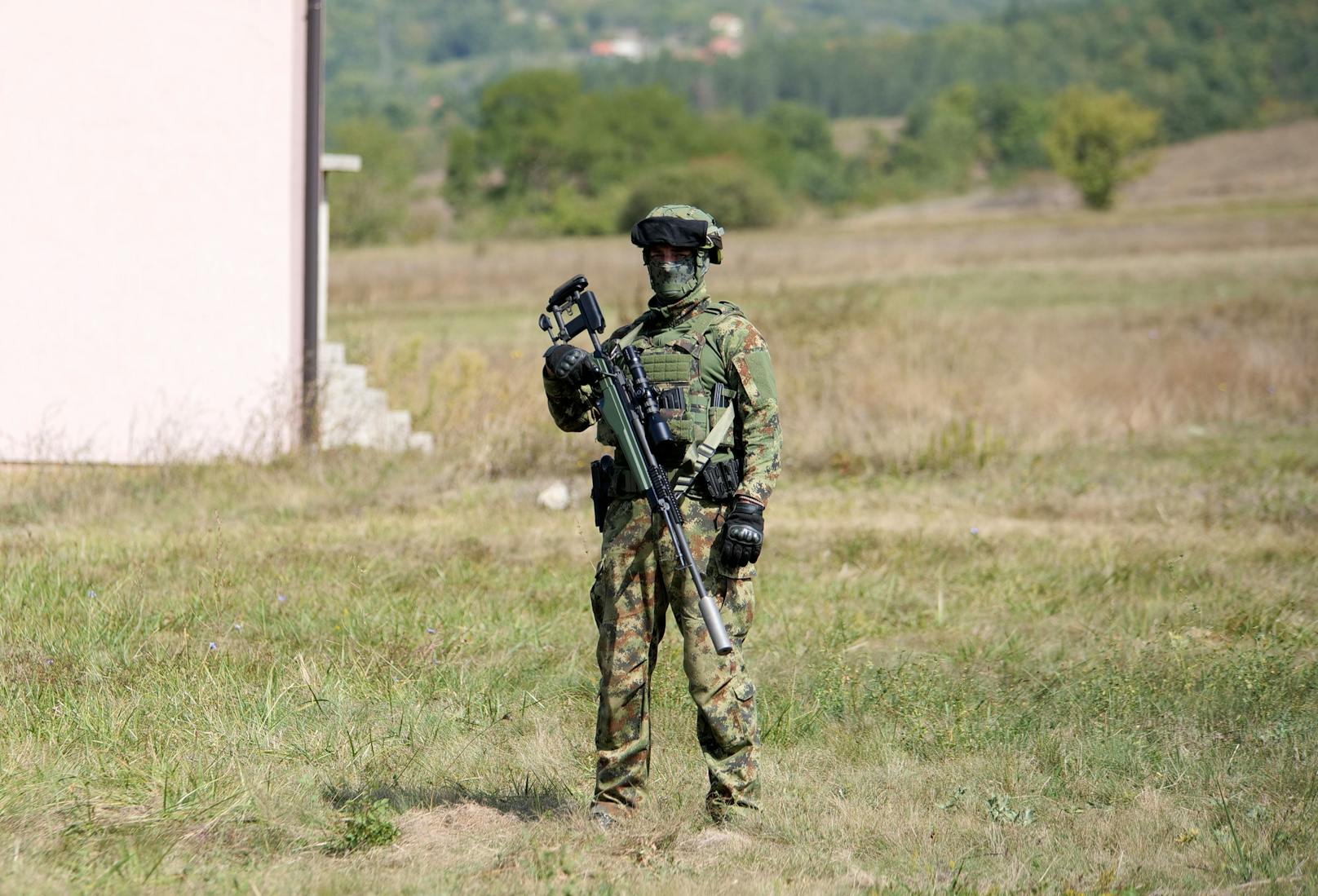 Ein serbischer Soldat überwacht eine Straße nahe der serbisch-kosovarischen Grenze.