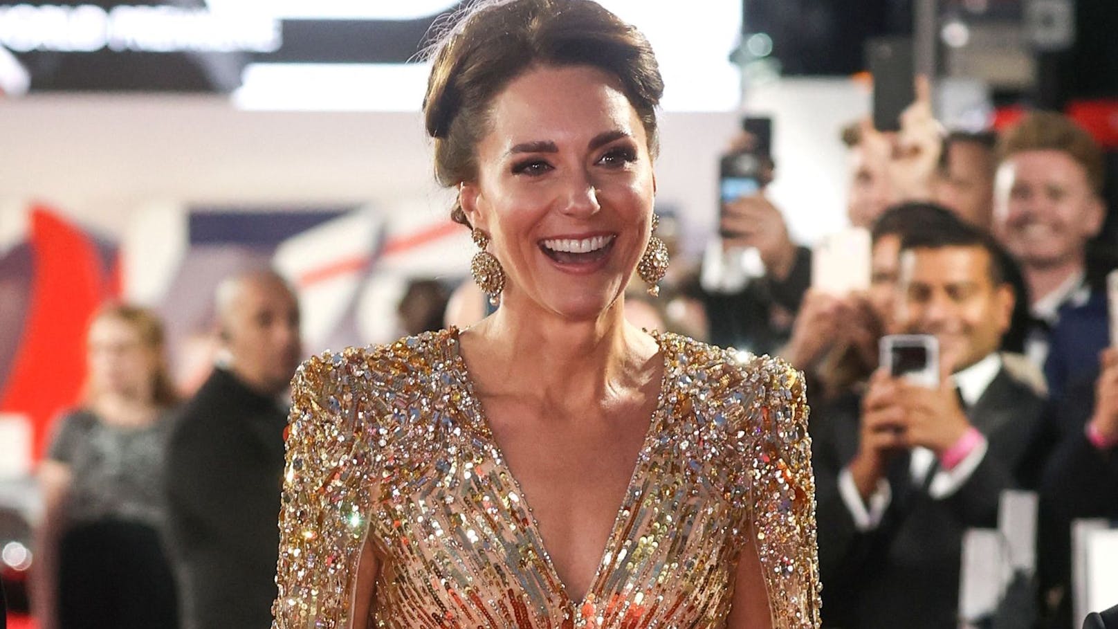 Herzogin Kate glänzte in einer goldenen Packham-Robe.