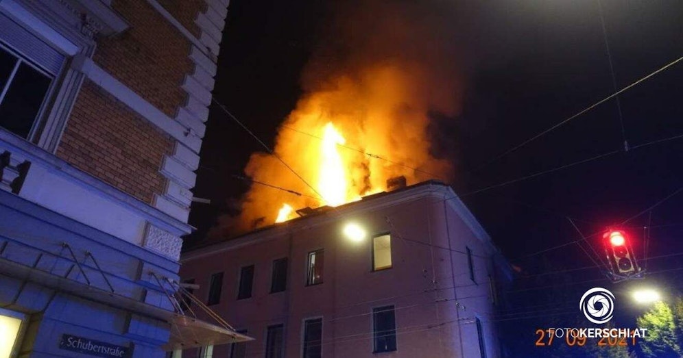 In Linz brannte in der Nacht auf Dienstag ein Dachstuhl